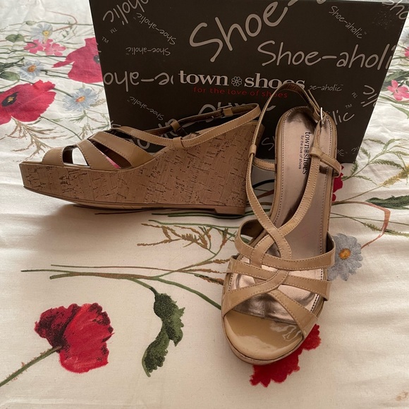 New-in-Box. Town Shoes, light-pink, patent, wedge-platform sandals. Size 11. - Picture 2 of 3